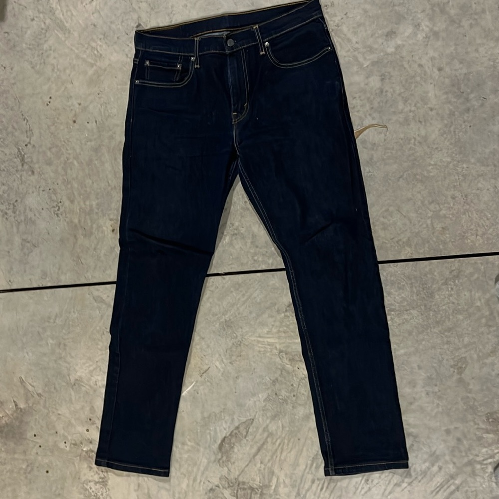 Men’s Levi’s denim jean. Regular Taper 502. Dark indigo color. Size 33/32